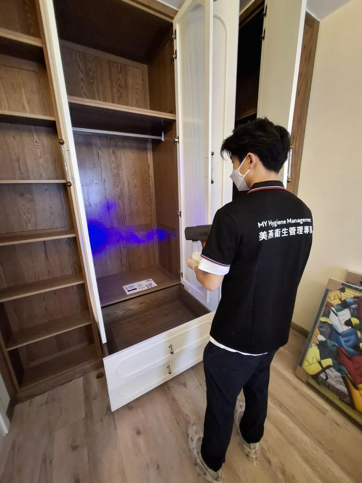 技術員打開衣櫃門，逐格處理櫃內層板與縫隙