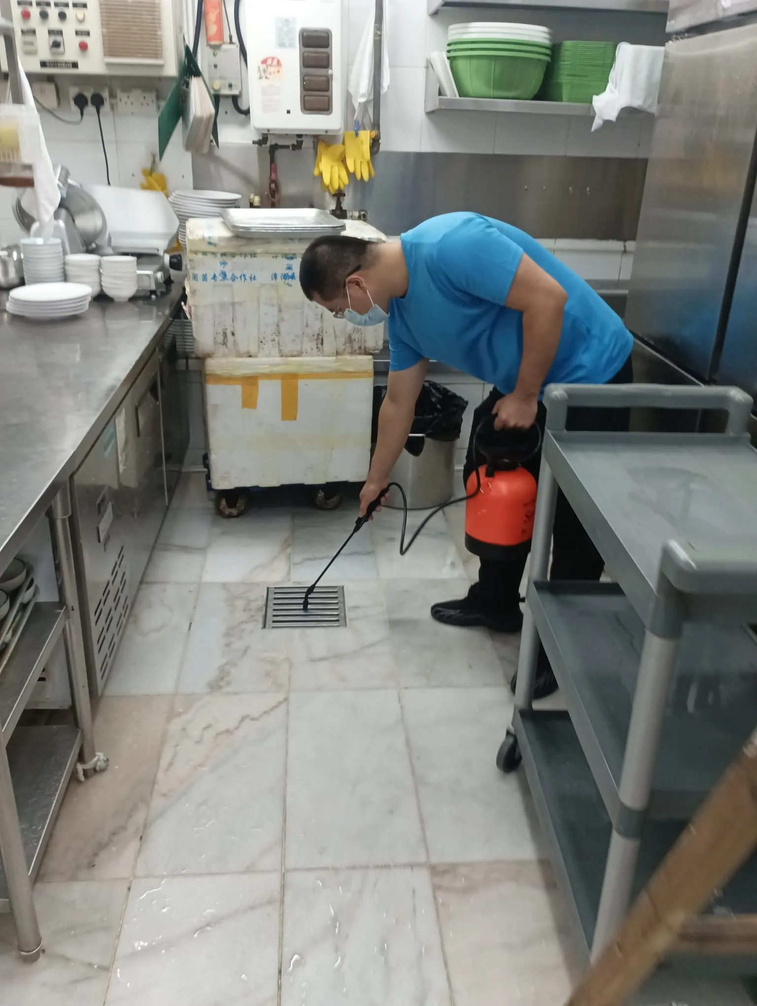 美燕技術員於餐廳廚房以壓力噴壺進行處理