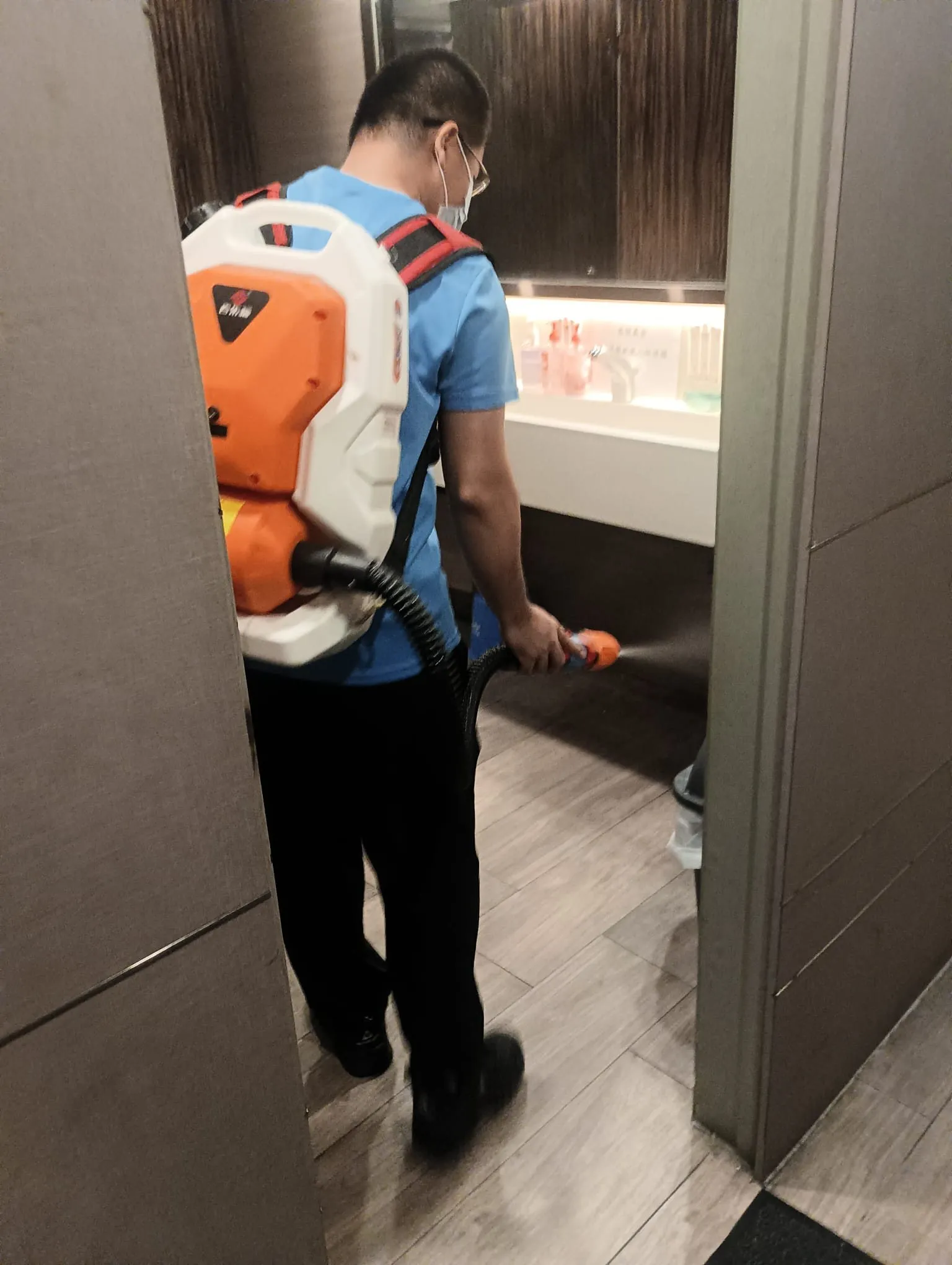 技術員使用背囊式霧化機處理場地